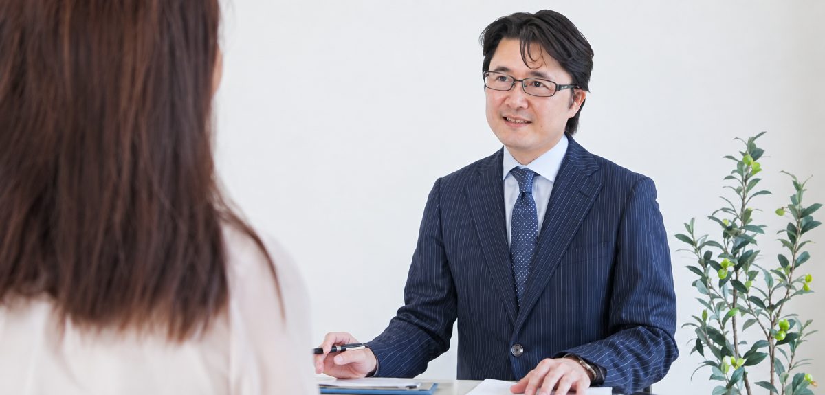 相談員が面談でお話を伺う様子